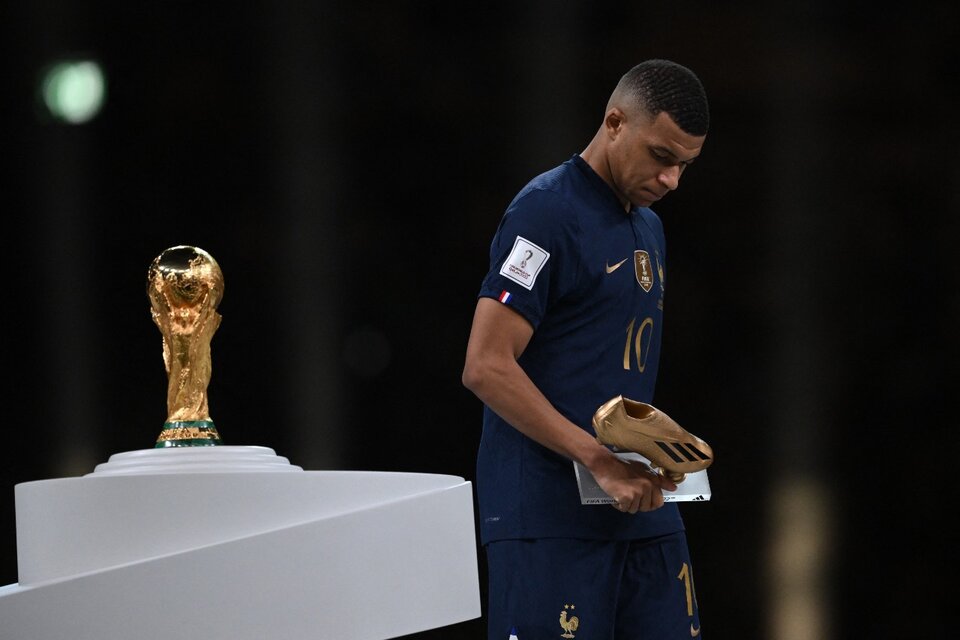 Kylian Mbappé, con su premio al goleador del Mundial de Qatar. (Fuente: AFP)
