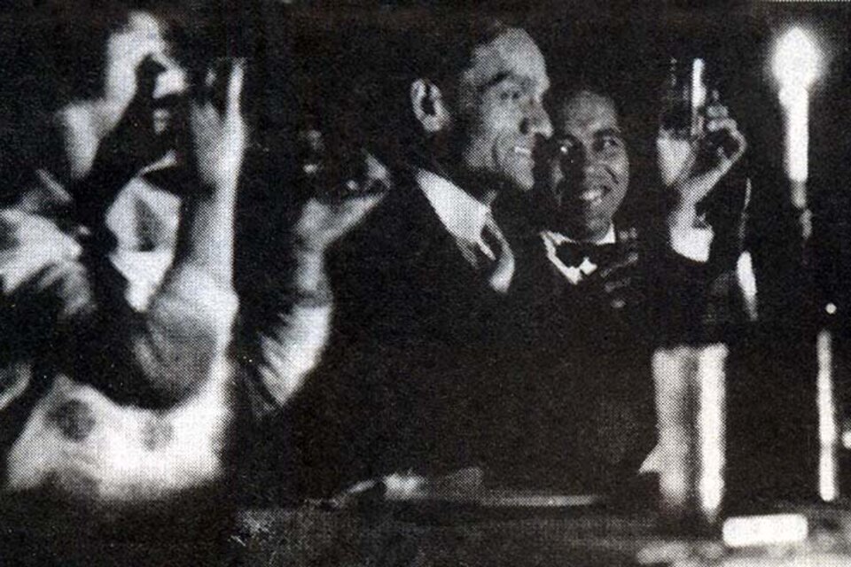 César Vallejo brindando, en una de las pocas fotos donde se lo ve sonriendo