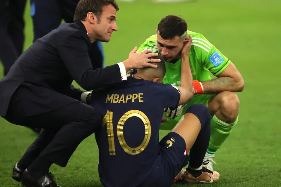 El "Dibu" Martínez junto a Kylian Mbappé y el presidente francés Emmanuel Macron tras la final del mundo.  (Fuente: EFE)