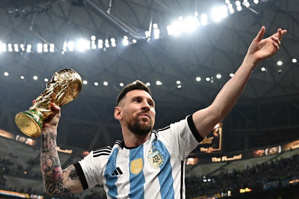 La foto más esperada. Lionel Messi alza con su mano derecha la Copa del Mundo en el que, afirmó, fue su último Mundial.  (Fuente: AFP)