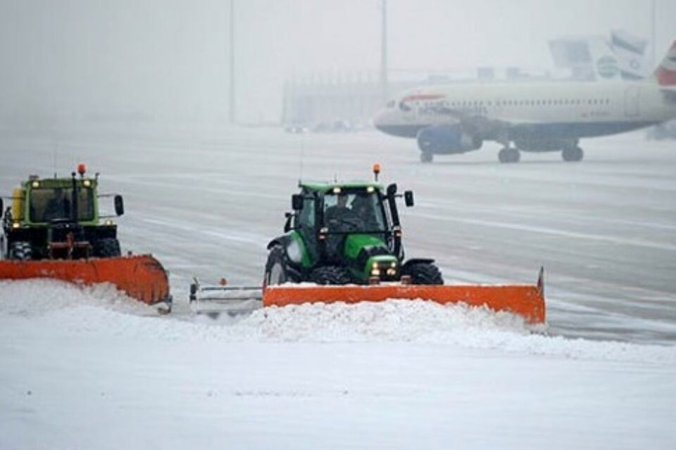 Aeropuertos cerrados y miles de personas varadas a causa de la tormenta de nieve que hay en varios estados de Estados Unidos. 