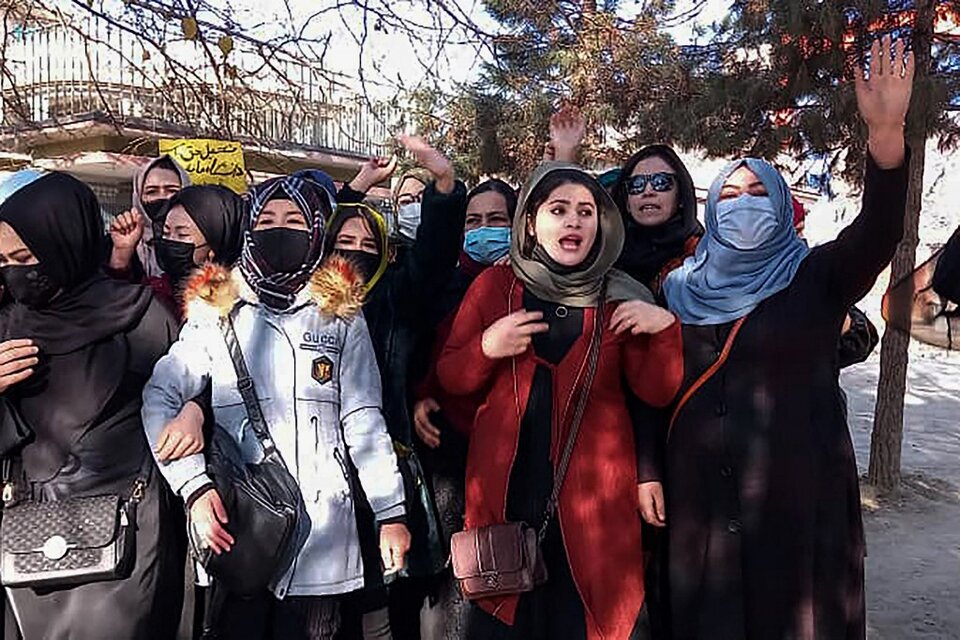 Las mujeres afganas protestaron en la ciudad de Kabul contra la restricción a la educación universitaria de los talibanes. (AFP)