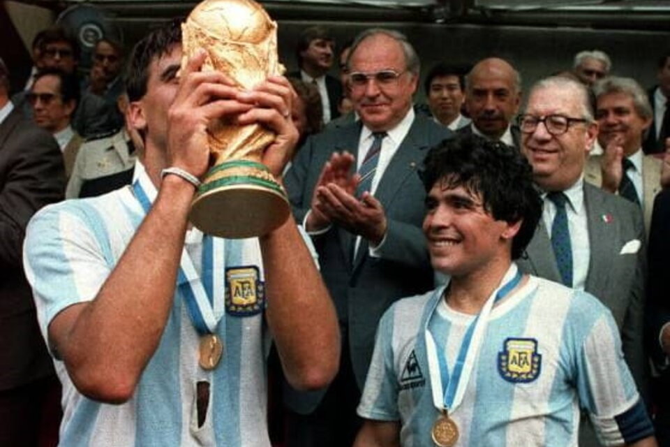El exministro de Alfonsín, Conrado Storani, con lentes gruesos atrás de Maradona. 