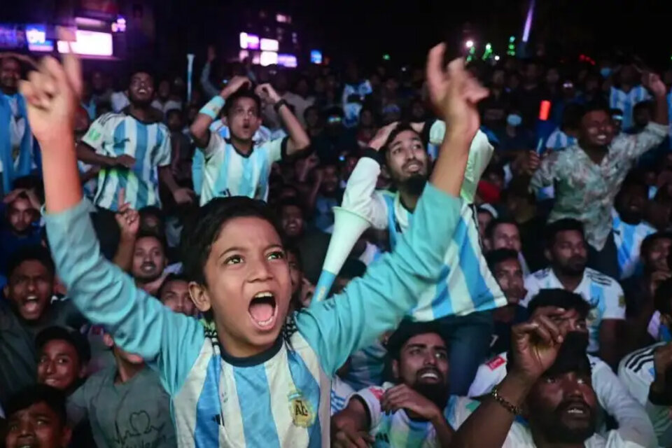 hinchas de Bangladesh miran y alientan a la Selección Argentina. (Fuente: AFP)