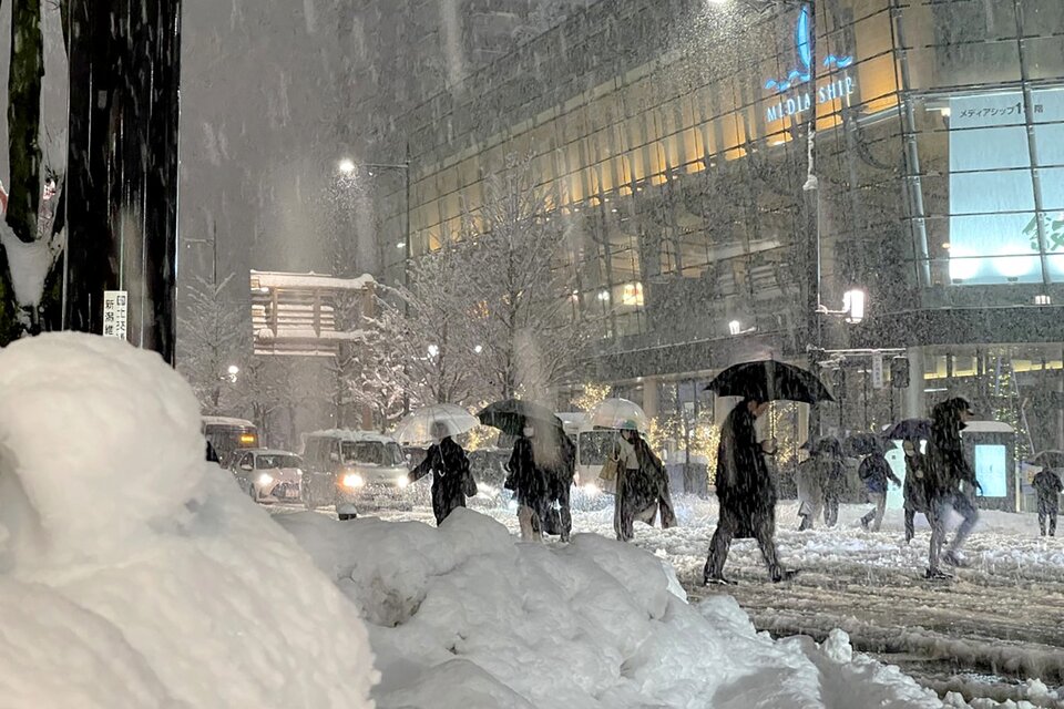 La gente cruza una calle cubierta de nieve en Niigata, en la costa oeste de Japón. (Fuente: AFP)
