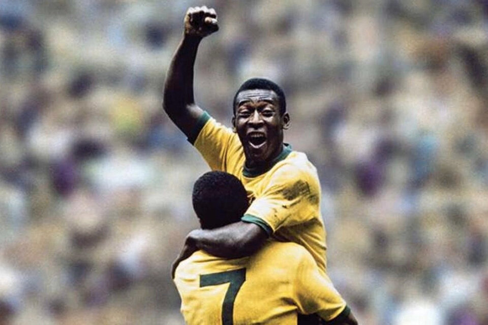 Pelé se abraza con Jairzinho tras meter el primer gol de la final del Mundial México 1970. 