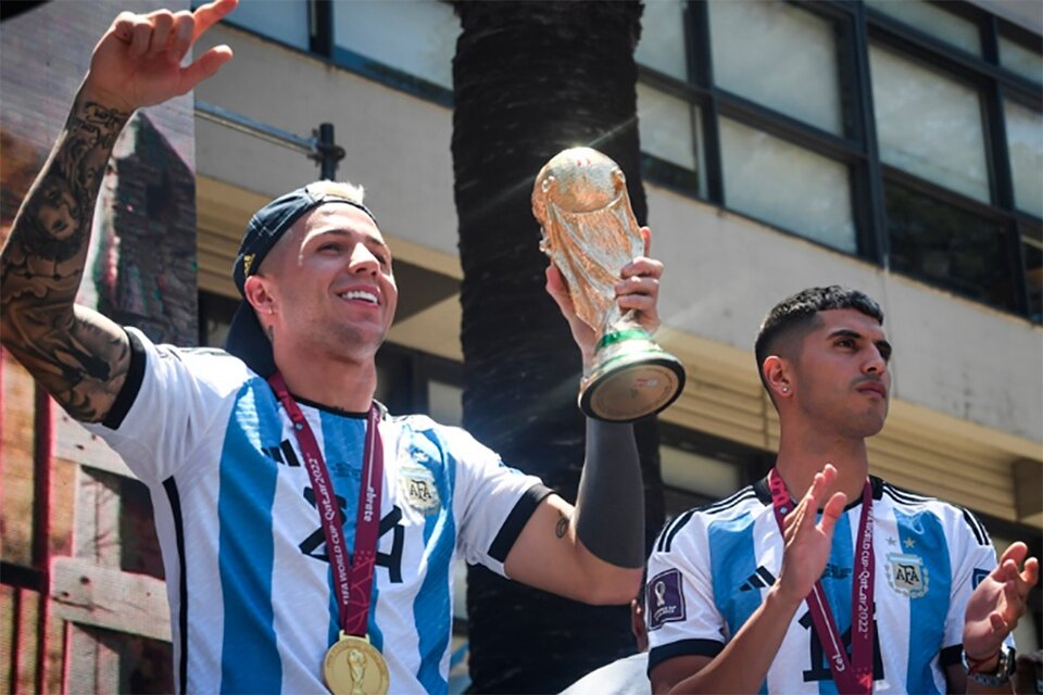 Enzo Fernández con la Copa, Exequiel Palacios aplaude detrás (Fuente: Télam)