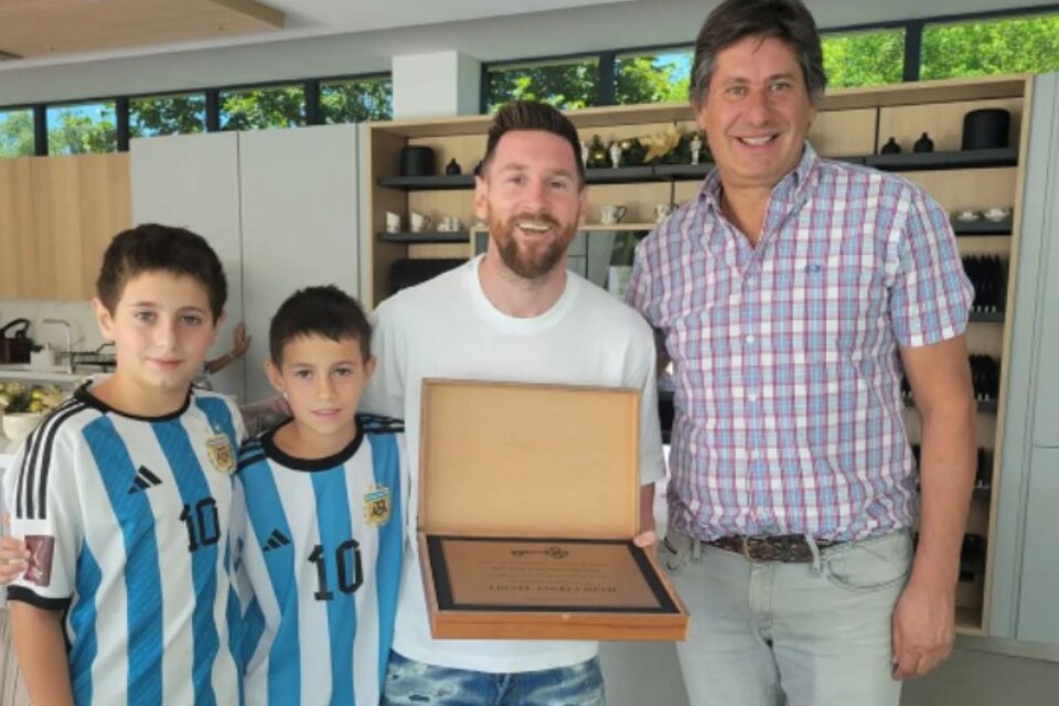 Messi se disculpó por no poder atender a todos los argentinos que se acercan para saludarlo, pero aprovechó la oportunidad para desearles feliz año. (Instagram/Roly Santacroce)