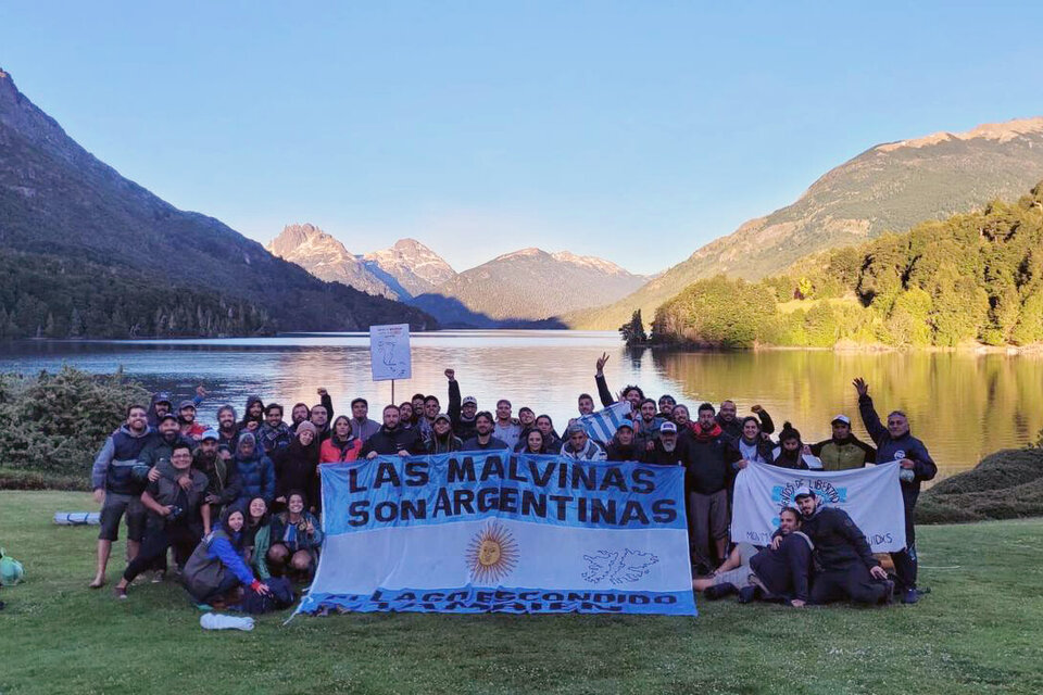 Los manifestantes, con Lago Escondido de Fondo, durante la movilización a la estancia de Lewis. (Fuente: NA)