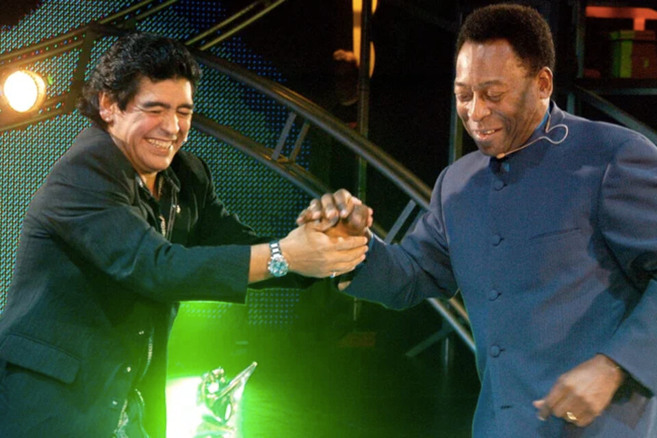 Maradona y Pelé se saludan en "La Noche del 10".  (Fuente: EFE)