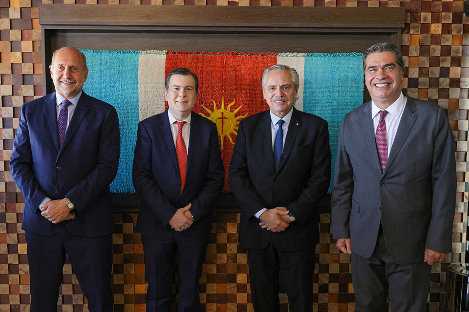 Perotti ayer junto con los gobernadores Zamora y Capitanich y el presidente Fernández. (Fuente: Presidencia de la Nación)
