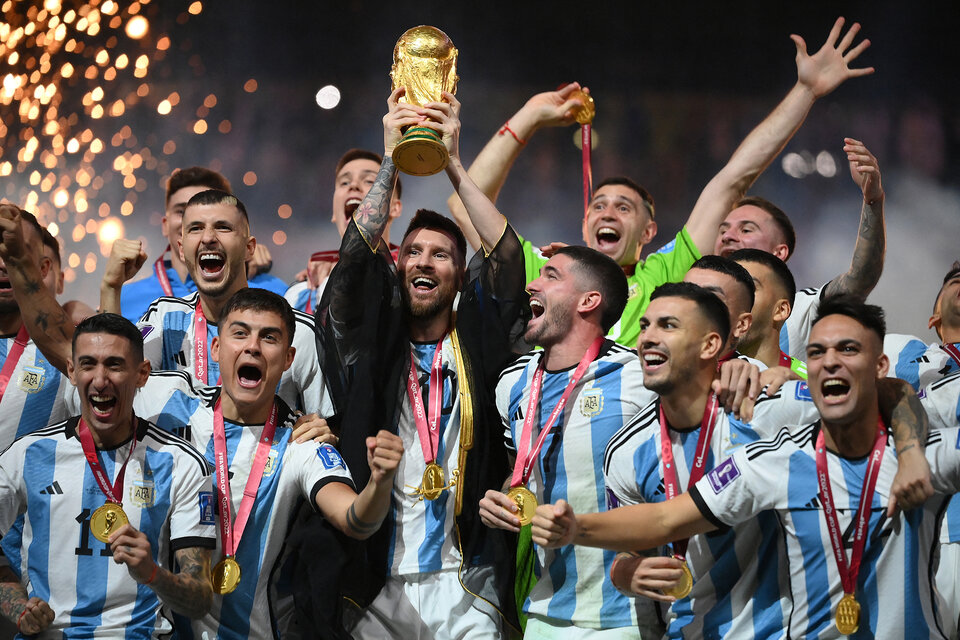 Los jugadores argentinos festejan el título en Doha (Fuente: AFP)