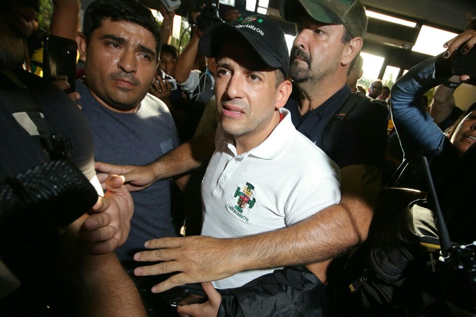 Camacho en el aeropuertode Viru Viru de Santa cruz antes de ser trasladado a La Paz. (Fuente: AFP)