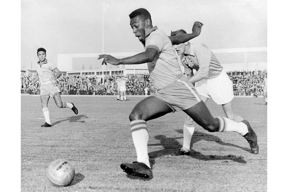 Pelé en pleno festejo tras coronarese en México 1970: hizo un gol en aquella final  (Fuente: AFP)