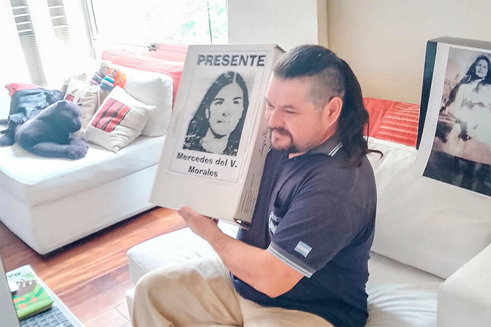 Juan José muestra la foto de su mamá, Mercedes del Valle Morales, secuestrada en 1976.