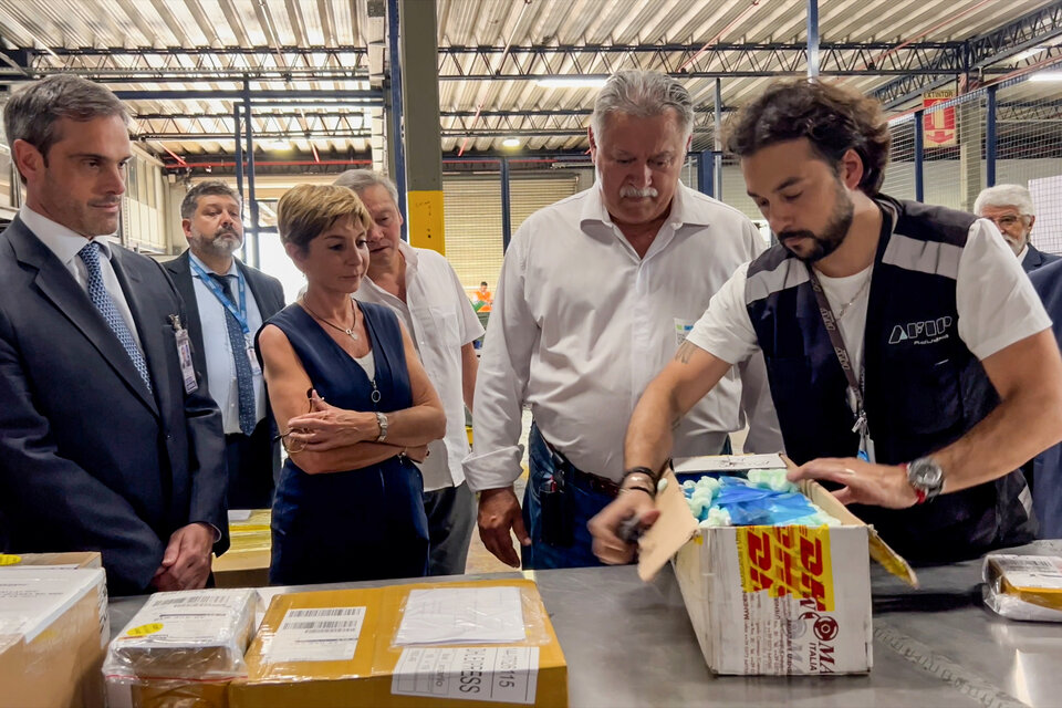 Guillermo Michel, titular de Aduana, en el primer envío.