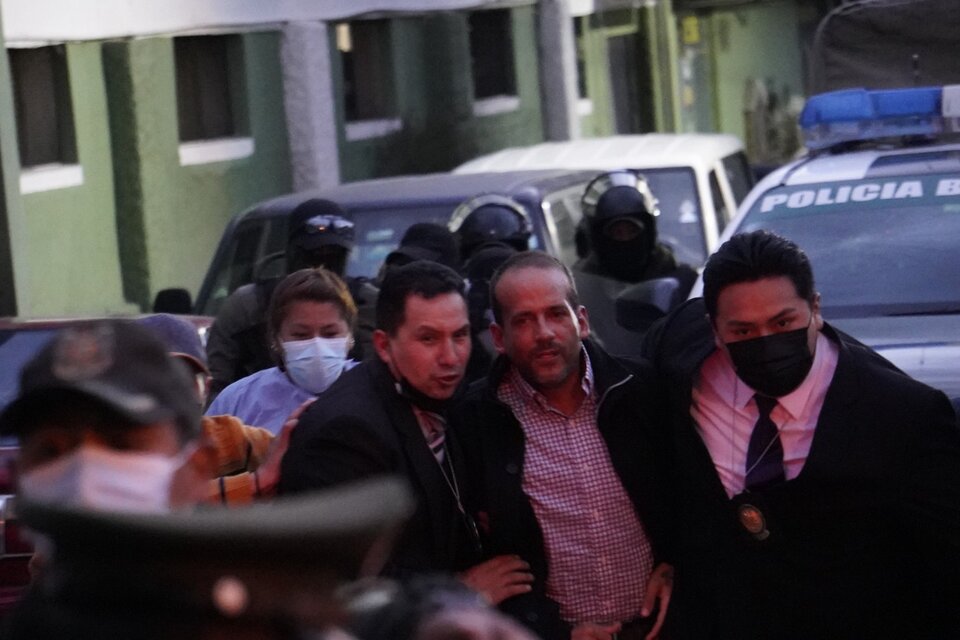 Camacho ingresa a las oficinas de la Fuerza Especial de Lucha contra el Crimen en La Paz.  (Fuente: EFE)