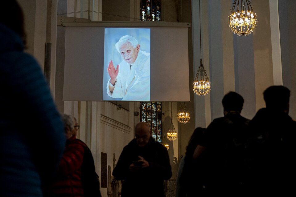 Misa dedicada al papa Benedicto XVI en la catedral de Múnich. (Fuente: AFP)