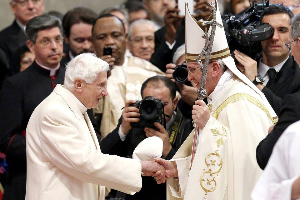 Encuentro de 2014 entre Benedicto XVI y Francisco Bergoglio en la Basílica de San Pedro de la ciudad del Vaticano. (Télam)
