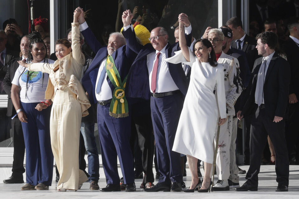 Tras jurar en el Congreso, Lula recibió la banda presidencial (Fuente: EFE)