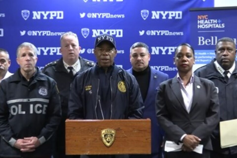 Conferencia de prensa de la Policía de Nueva York, tras el ataque a tres efectivos cerca de Times Sqare. Imagen: @NYPDnews