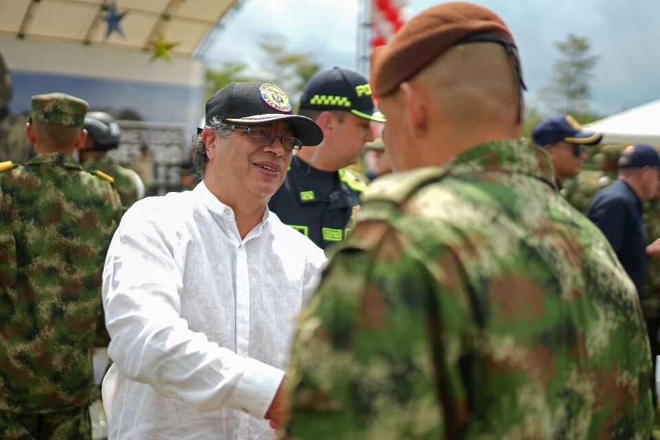 Petro saludo a un soldado durante una recorrida navideña de varias bases militares. (Fuente: EFE)