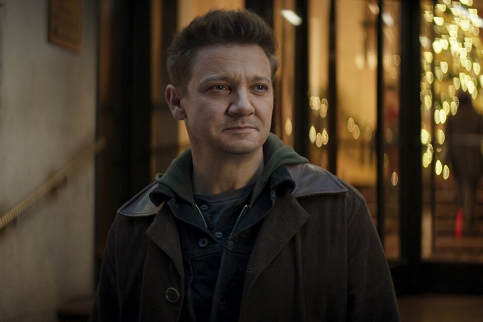 Jeremy Renner, el actor que interpreta a "Ojo de Halcón" en las películas de Marvel, sufrió un accidente mientras usaba una máquina de nieve. (Fuente: Télam)