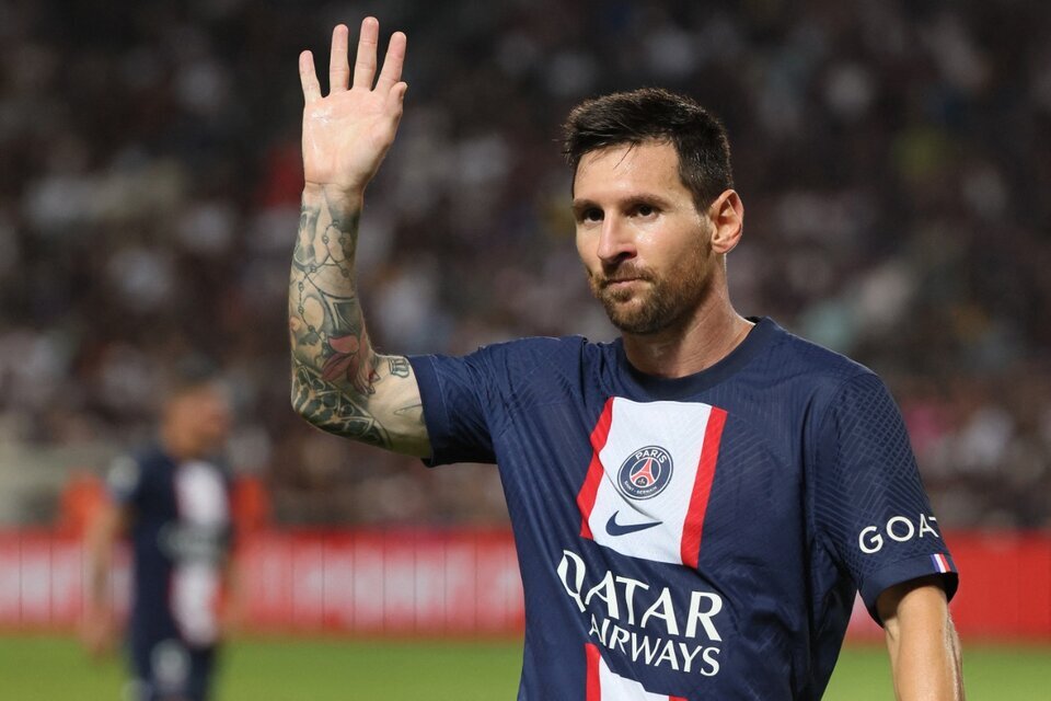 Lionel Messi aterrizó en París y podría ser titular el miércoles en el PSG (Fuente: AFP)