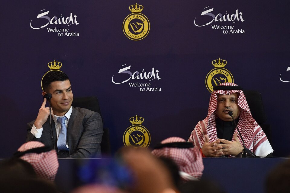 Cristiano Ronaldo y una sonrisa picarona mientras habla el presidente del Al Nassr (Fuente: AFP)