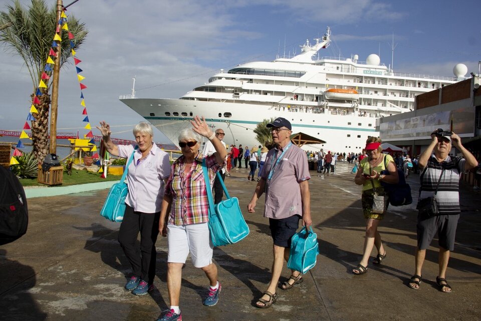 Los turistas, que según las autoridades procedían de España, Francia, Alemania, Italia y Suiza, entre más países, bajaron a puerto con gestos de alegría. (Foto: AFP)