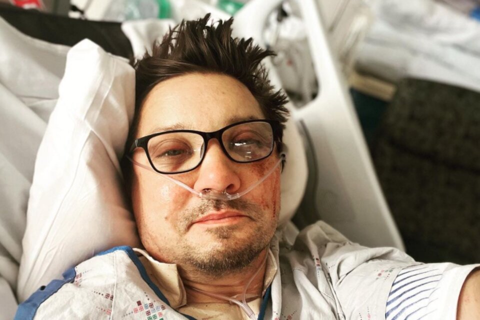 Jeremy Renner, actor de "Avengers", publicó una foto desde el hospital y contó cómo está