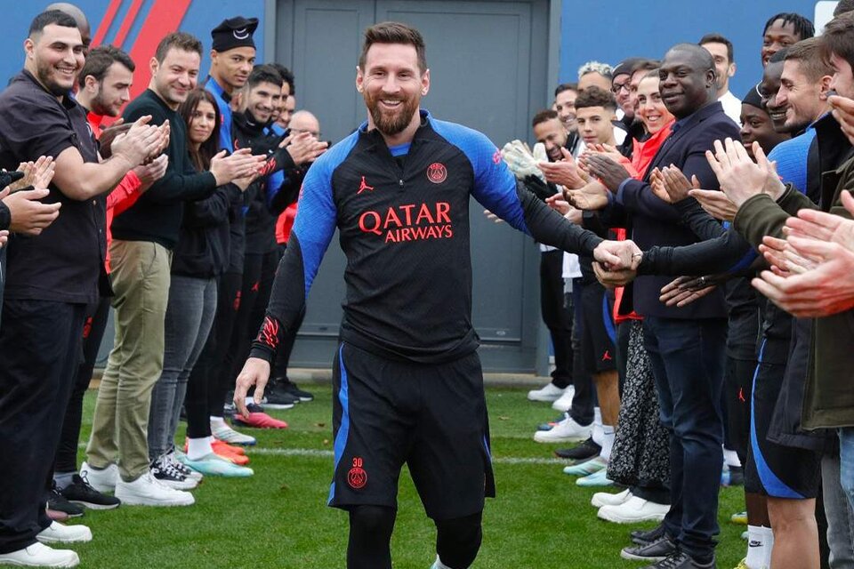 Messi sonríe ante el recibimiento de sus compañeros y empleados del PSG (Fuente: Prensa PSG)
