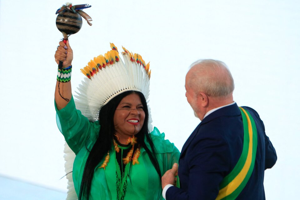 Sônia Guajajara, titular del Ministerio de los Pueblos Indígenas, junto a Lula en la ceremonia de su asunción (Foto: AFP).