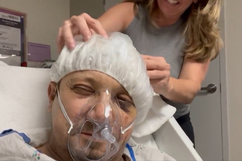 Jeremy Renner compartió un video desde la sala de terapia intensiva. Imagen: captura de video. 