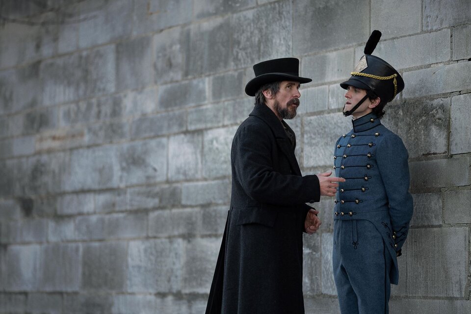 Christian Bale y Harry Melling en una escena del film de Stuart Cooper. 