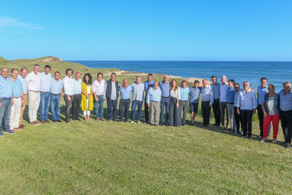 Foto de familia con fondo electoral (Fuente: Prensa Presidencia)