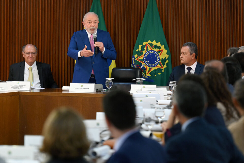 Lua le habla a sus ministros en suprimera reunión de gabinete. (Fuente: AFP)
