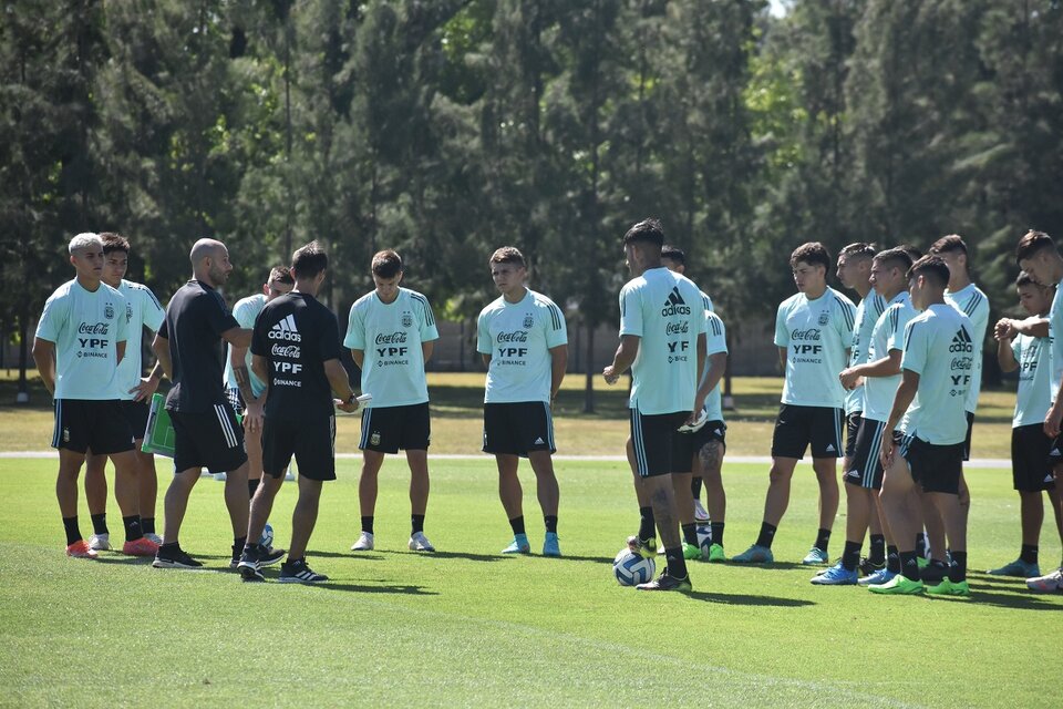 Mascherano habla durante una de las prácticas del equipo en Ezeiza (Fuente: Prensa Selección)