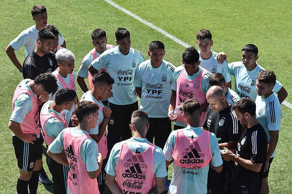 Mascherano le da indicaciones a sus jugadores antes de un amistoso ante Banfield (Fuente: Prensa AFA)