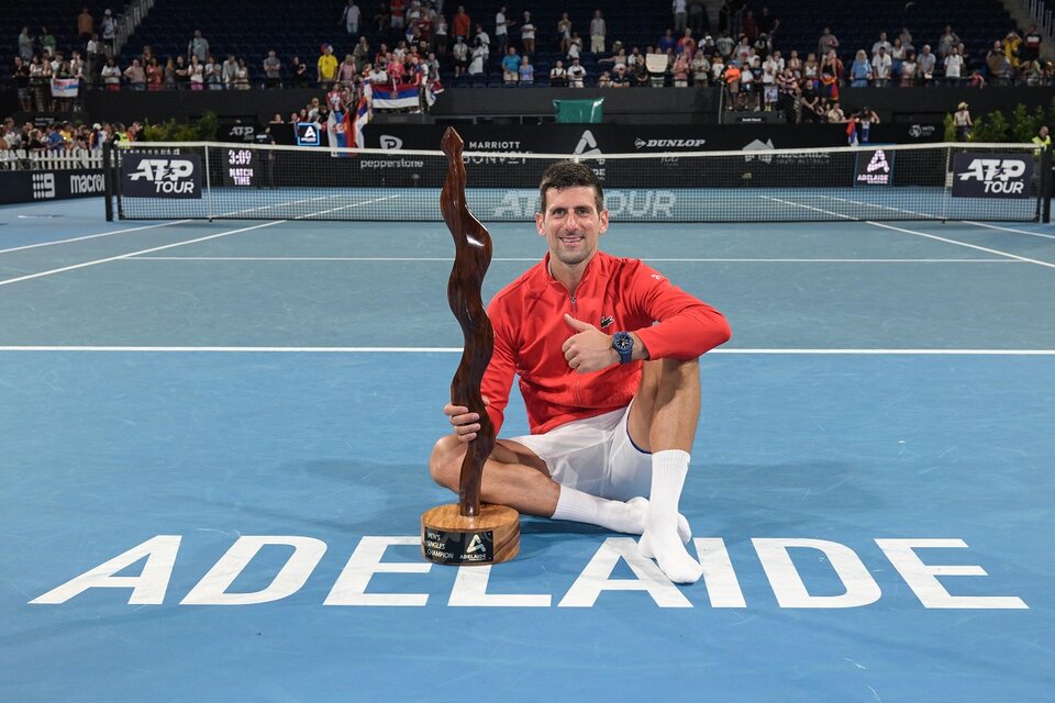 Pulgar arriba y sonrisa para Novak Djokovic en el ATP de Adelaida (Fuente: AFP)