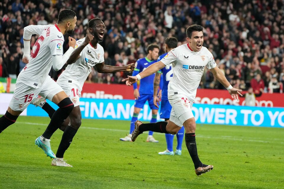 Acuña celebra su gol, el primero de la victoria del Sevilla ante Getafe. 