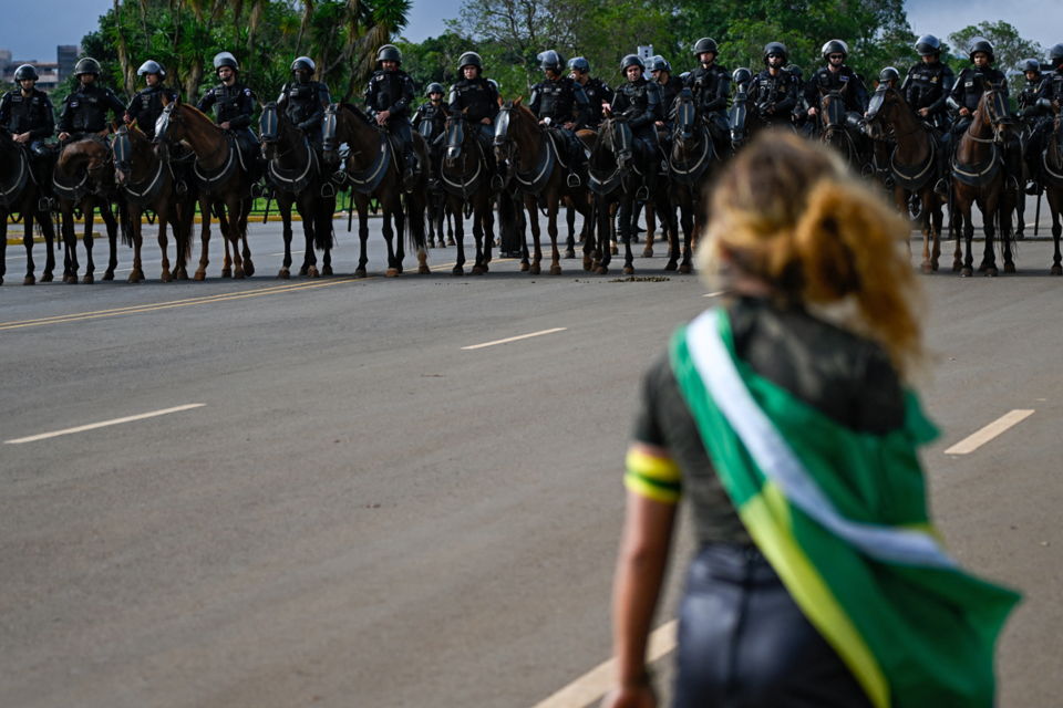 Fuerzas de la policía del Brasil desmantelaron el lunes el campamento instalado por adherentes del expresidente Jair Bolsonaro frente al cuartel general del Ejército. (Fuente: Télam)