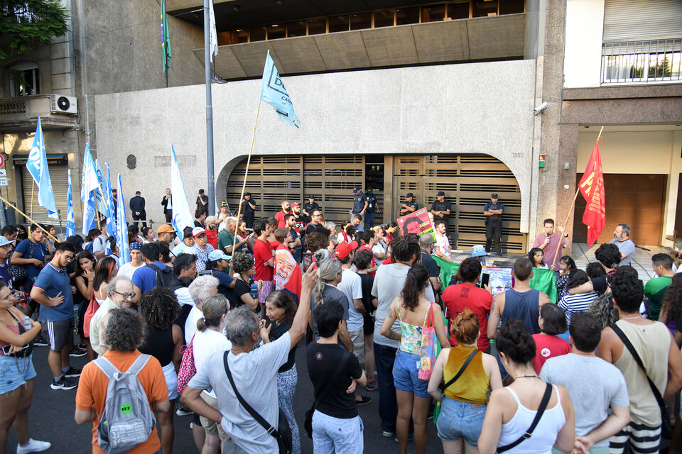 La manifestación en apoyo a la democracia en la puerta de la embajada de Brasil en Buenos Aires (Fuente: EFE)