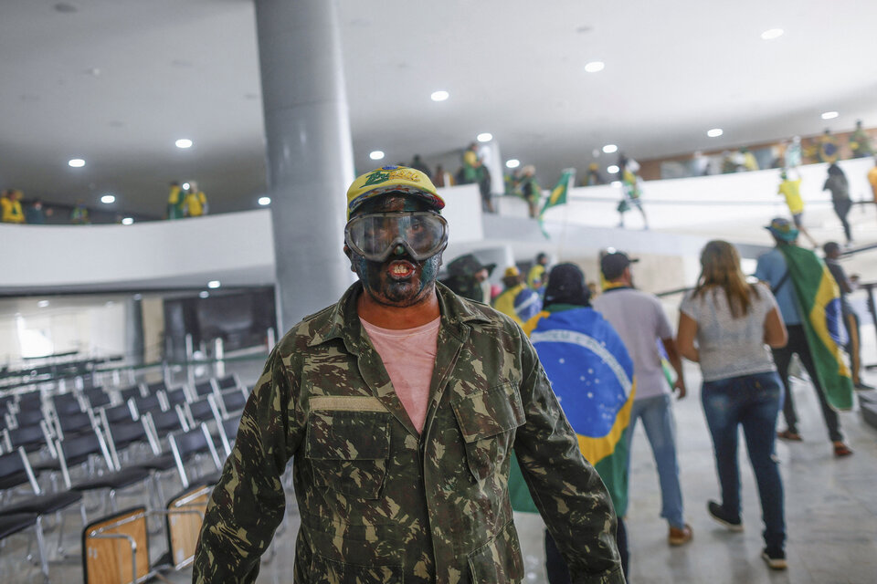 Los bolsonaristas ingresaron por asalto a las sedes de los tres Poderes de Brasil como parte de su intento de golpe de estado. (Fuente: NA)