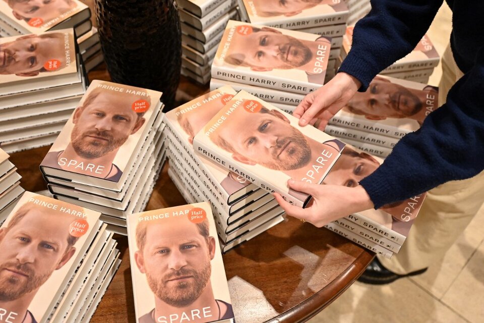Salió a la venta “Spare”, la autobiografía del príncipe Harry con fuertes críticas a la realeza británica (Fuente: AFP)