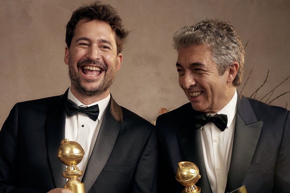 Ricardo Darín y Santiago Mitre recibieron el galardon. (Foto: Raven Varona/Golden Globes).