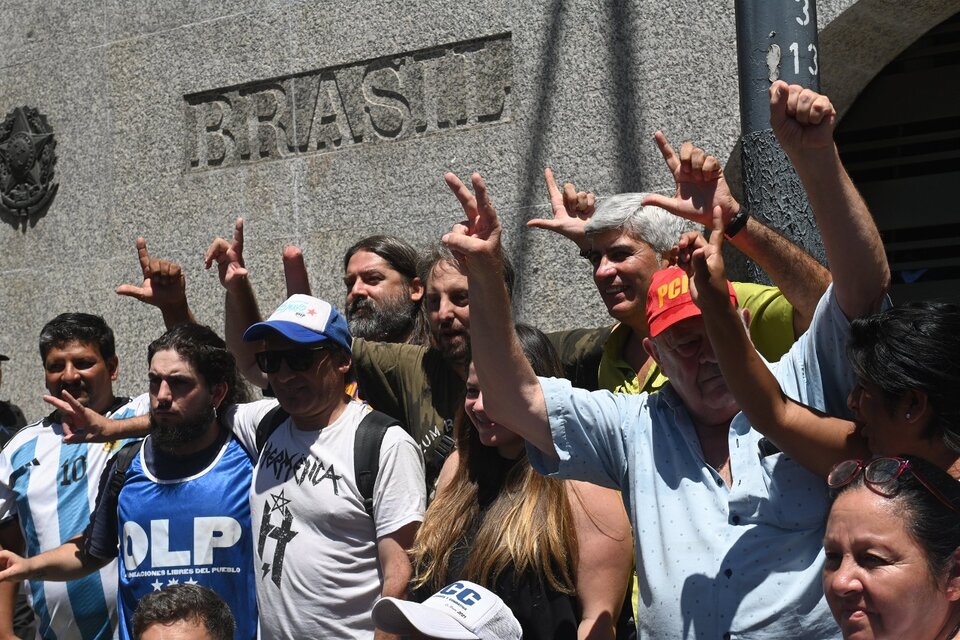 Organizaciones de la UTEP se movilizaron a la embajada de Brasil en Buenos Aires para expresar un "fuerte apoyo" a Lula da Silva.  (Fuente: Télam)