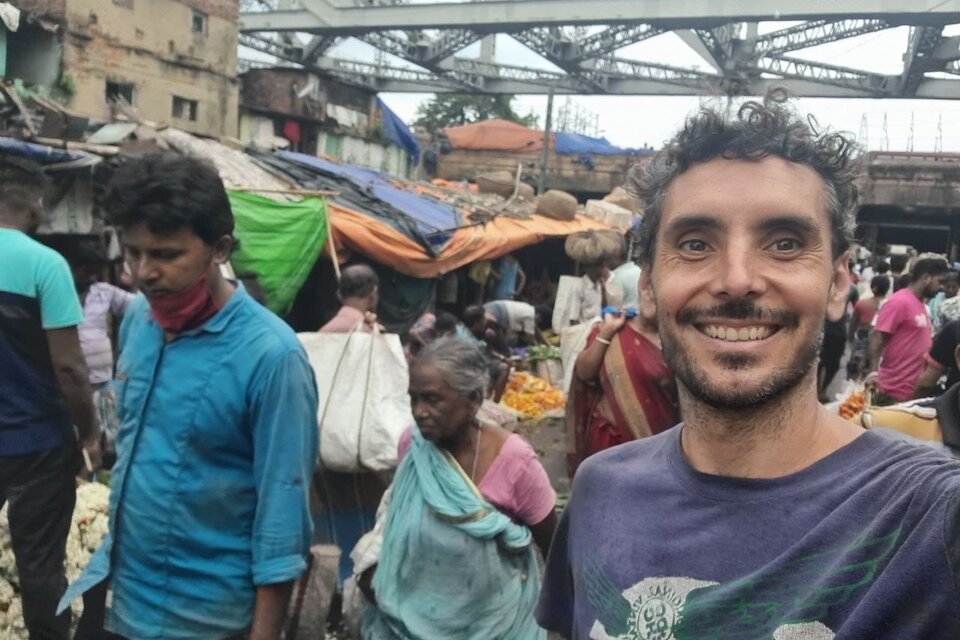 Fernando Duclos en el mercado de flores de Kolkata (ciudad más conocida en Occidente como Calcuta). 