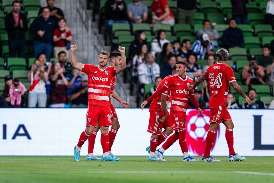Betrán celebra con sus compañeros el único gol del partido (Fuente: Prensa River)