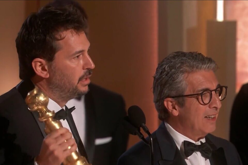 Santiago Mitre y Ricardo Darín en la entrega de los premios Globo de Oro. Imagen: captura de pantalla.